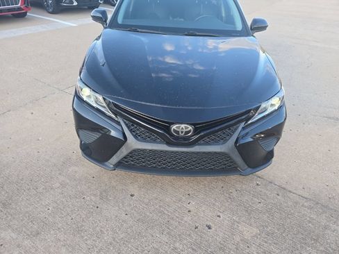 Used 2018 Toyota Camry SE FWD image 2
