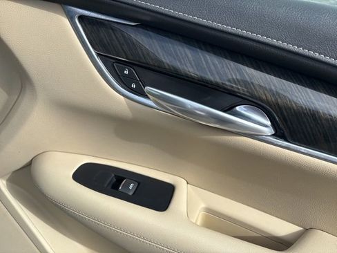 Used 2017 Cadillac XT5 FWD image 10