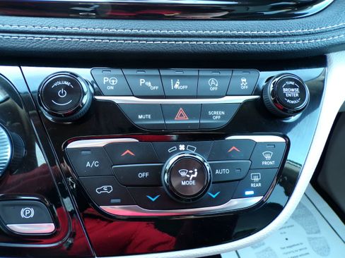 Used 2023 Chrysler Pacifica Touring-L image 19