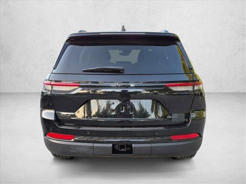 Used 2023 Jeep Grand Cherokee Altitude AWD/4WD image 6