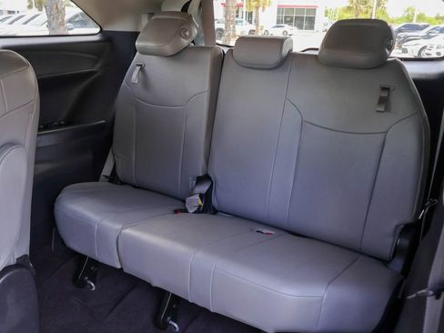 Used 2025 Toyota Sienna XLE FWD image 12