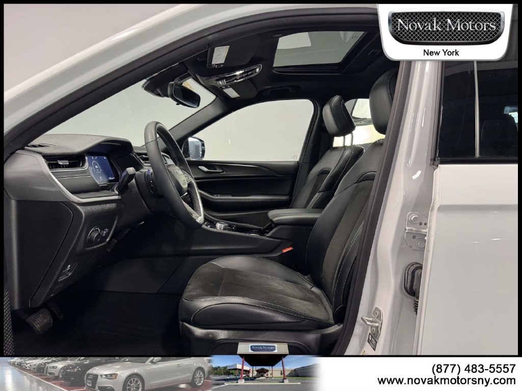 Used 2023 Jeep Grand Cherokee L Laredo AWD/4WD image 17