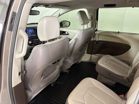 Used 2018 Chrysler Pacifica Touring-L w/ Premium Audio Group image 34