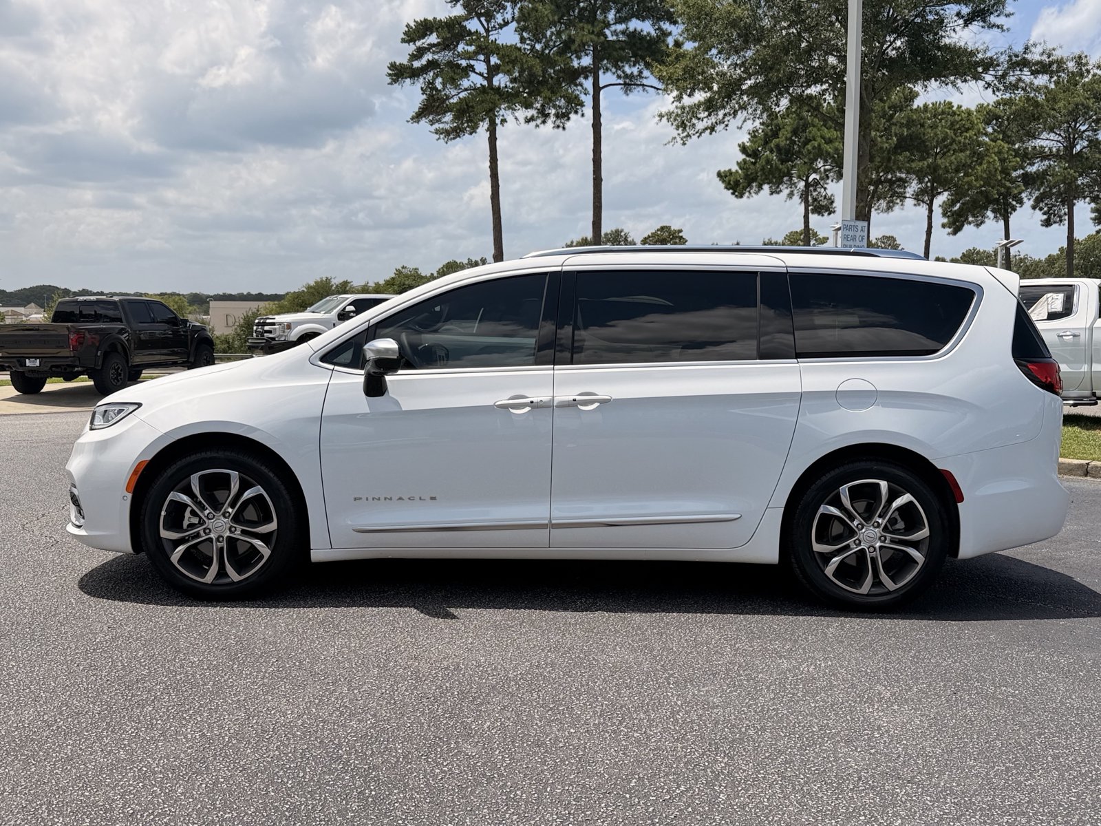 Used 2026 Chrysler Pacifica Pinnacle FWD image 9