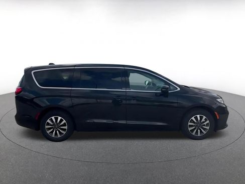 Used 2023 Chrysler Pacifica Touring-L FWD image 16