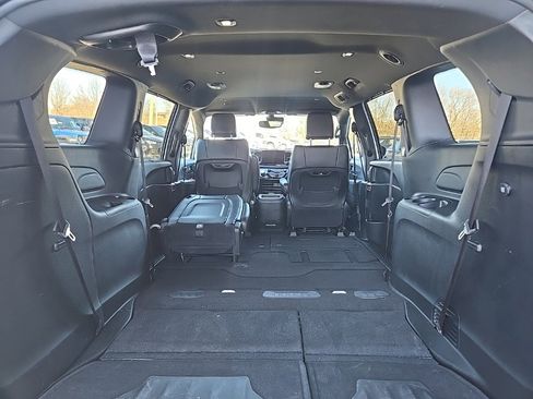 Used 2025 Chrysler Pacifica Select image 96