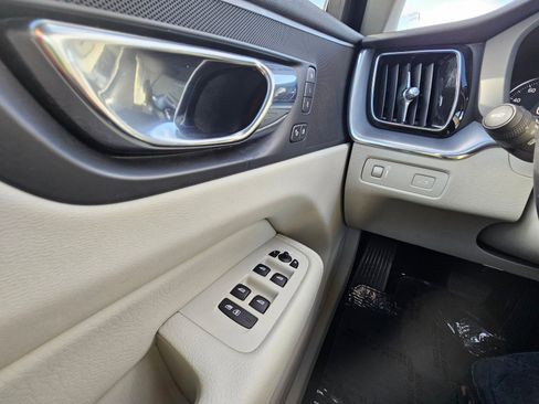 Used 2020 Volvo XC60 T6 Momentum image 41