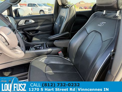 Used 2024 Chrysler Pacifica Limited w/ S Appearance Package FWD image 19