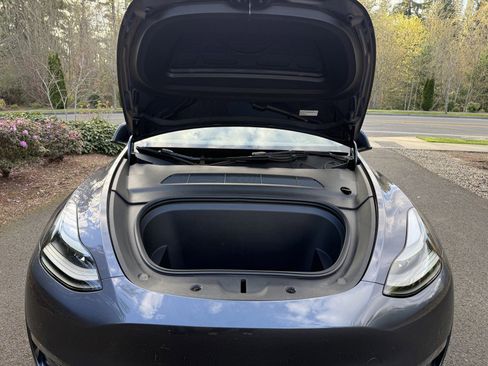 Used 2022 Tesla Model Y Long Range image 30
