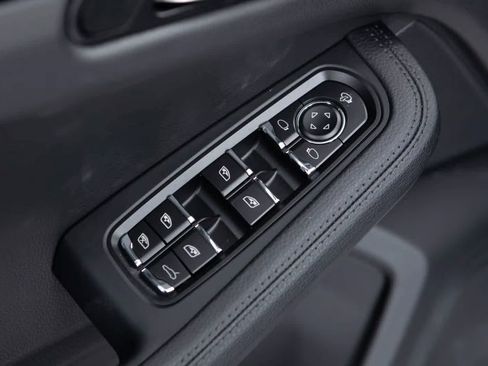 Certified 2026 Porsche Macan AWD/4WD image 26