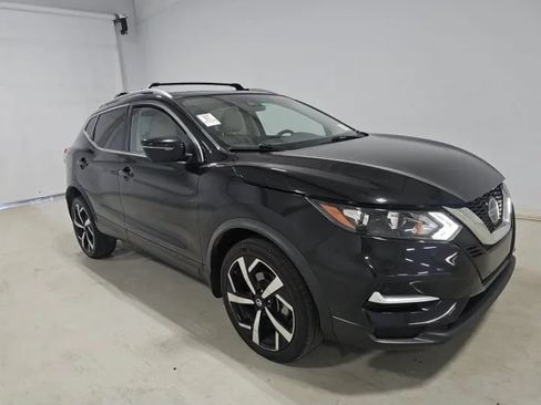 Used 2021 Nissan Rogue Sport SL FWD image 2