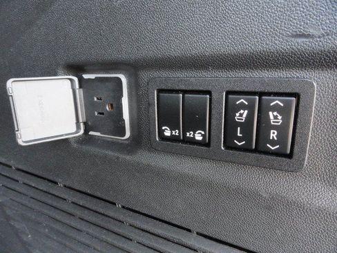 Used 2022 Chevrolet Suburban RST w/ Sport Performance Package AWD/4WD image 28