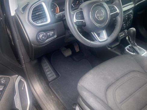 Used 2021 Jeep Renegade Latitude w/ Sun & Sound Group FWD image 5