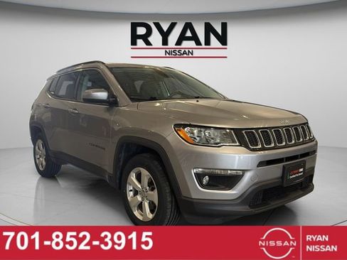 Used 2018 Jeep Compass Latitude w/ Cold Weather Group AWD/4WD image 10