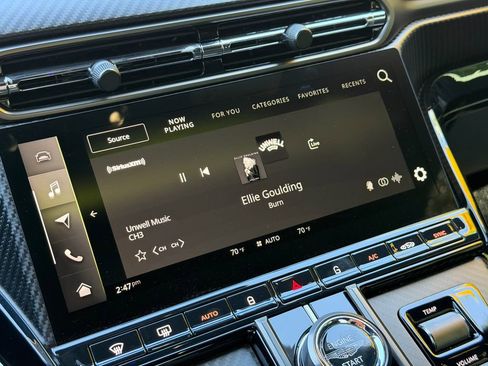 Used 2025 Aston Martin V8 Vantage Coupe image 26