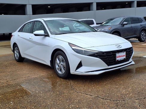 Used 2022 Hyundai Elantra SE FWD image 2