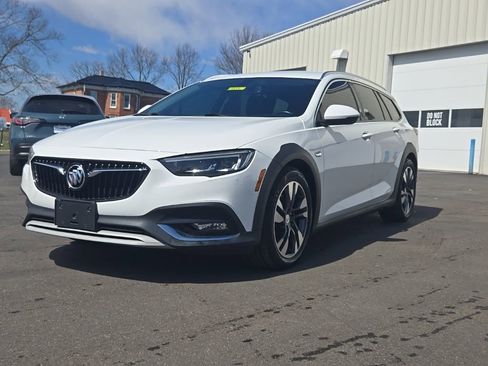 Used 2018 Buick Regal Essence w/ Driver Confidence Package #1 AWD/4WD image 3