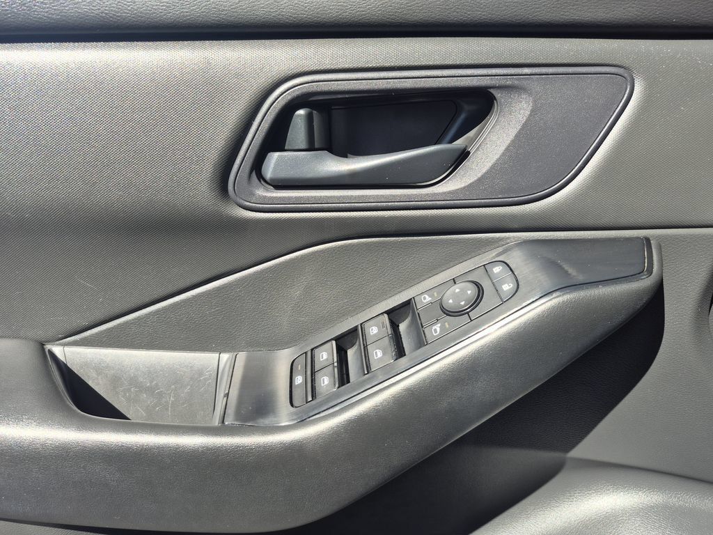 Used 2024 Nissan Rogue S AWD/4WD image 8