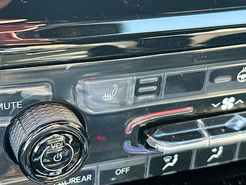 New 2025 Jeep Grand Cherokee Altitude image 21