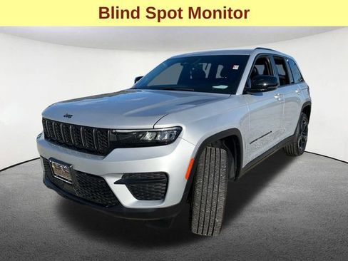 Used 2024 Jeep Grand Cherokee Altitude image 5