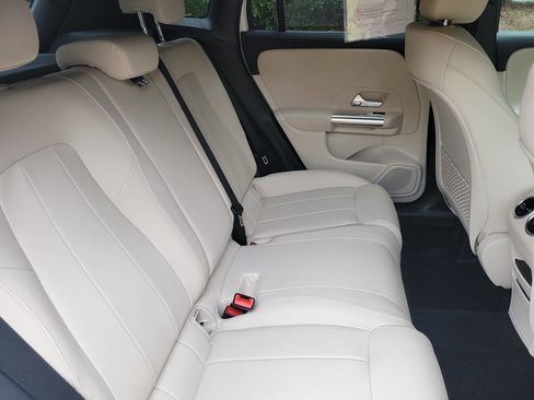 Used 2025 Mercedes-Benz GLA 250 4MATIC image 11