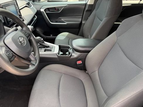 Used 2021 Toyota RAV4 LE FWD image 9