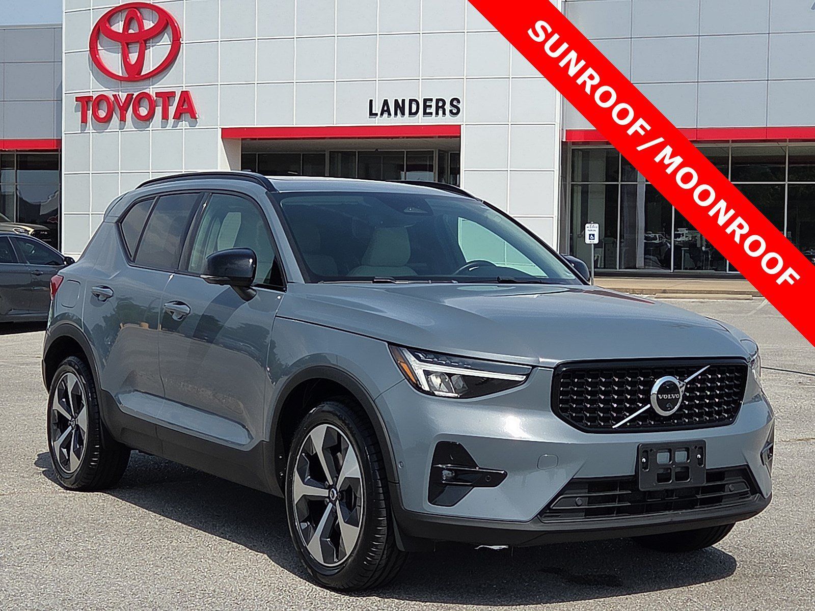 Used 2023 Volvo XC40 B4 Ultimate FWD image 1