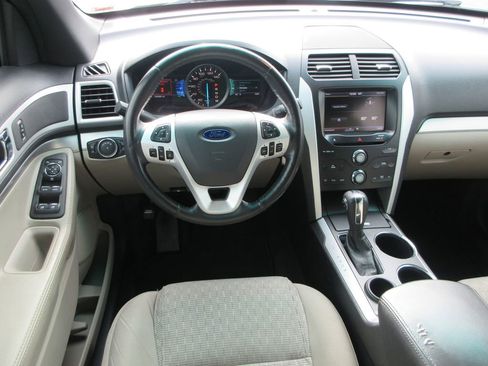 Used 2013 Ford Explorer XLT image 16
