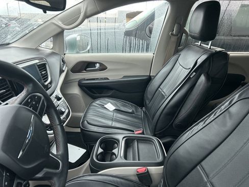 Used 2017 Chrysler Pacifica Touring-L image 10