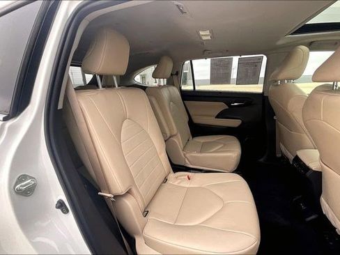 Used 2023 Toyota Highlander XLE image 32