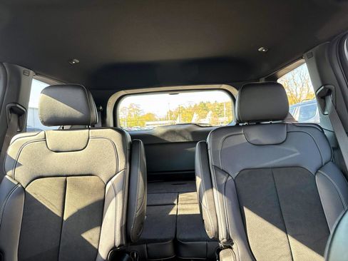 Used 2025 Jeep Grand Cherokee L Altitude AWD/4WD image 5