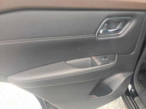 Used 2021 Nissan Rogue Platinum AWD/4WD image 16