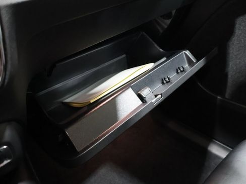 Used 2023 Volvo XC40 B5 Core image 34