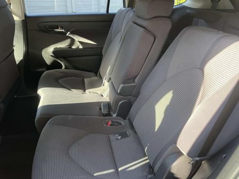 Used 2022 Toyota Highlander LE FWD image 12
