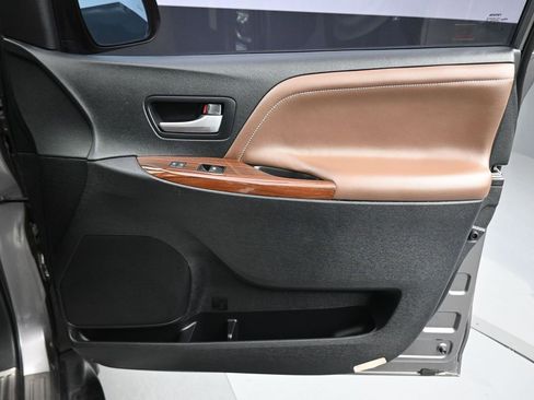 Used 2018 Toyota Sienna Limited image 50