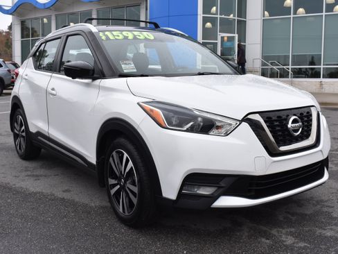 Used 2019 Nissan Kicks SR w/ Exterior Package image 3