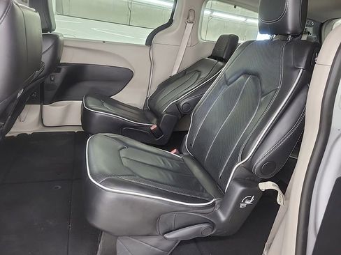 Used 2024 Chrysler Pacifica Limited FWD image 10