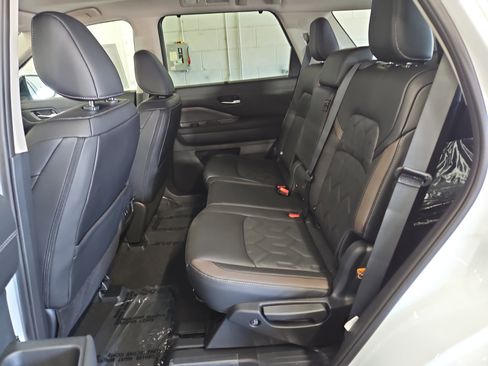 New 2026 Nissan Pathfinder Platinum w/ Cargo Package image 10