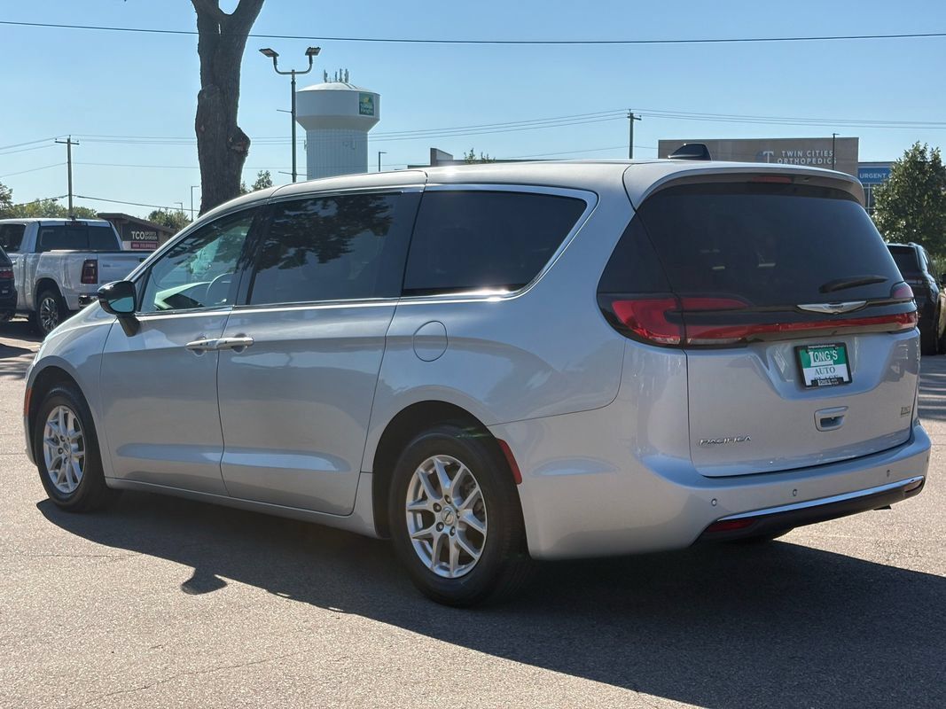 Used 2024 Chrysler Pacifica Touring-L FWD image 6
