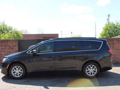 Used 2022 Chrysler Pacifica Touring-L FWD image 2