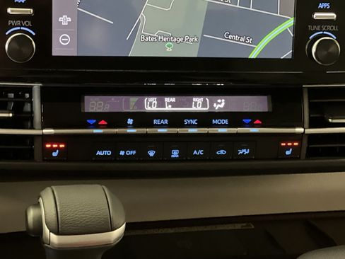 Used 2024 Toyota Sienna XLE w/ XLE Plus Package FWD image 20