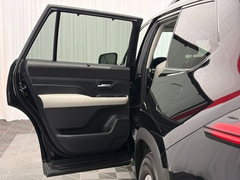 Used 2025 Toyota Grand Highlander AWD image 13