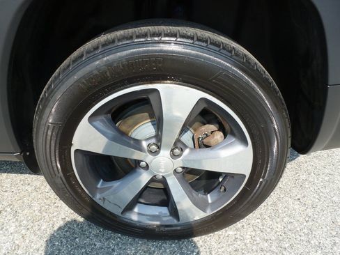 Used 2019 Jeep Cherokee Limited AWD/4WD image 36