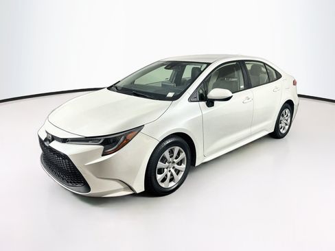 Used 2021 Toyota Corolla LE FWD image 3