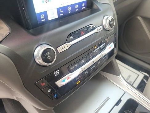 Used 2020 Ford Explorer Platinum w/ Premium Technology Package AWD/4WD image 12