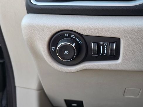 Used 2023 Chrysler Pacifica Touring-L FWD image 31