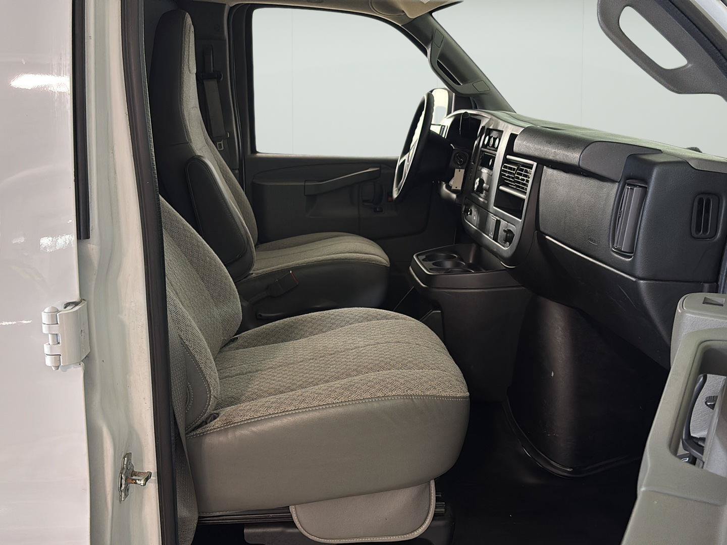 Used 2016 Chevrolet Express 2500 RWD image 20