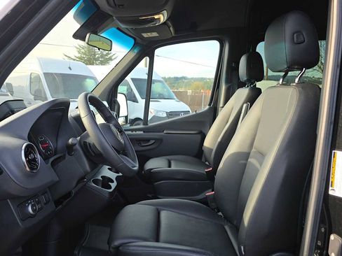 Used 2025 Mercedes-Benz Sprinter 2500 image 23