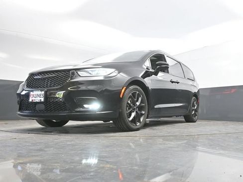 Used 2025 Chrysler Pacifica Limited FWD image 52