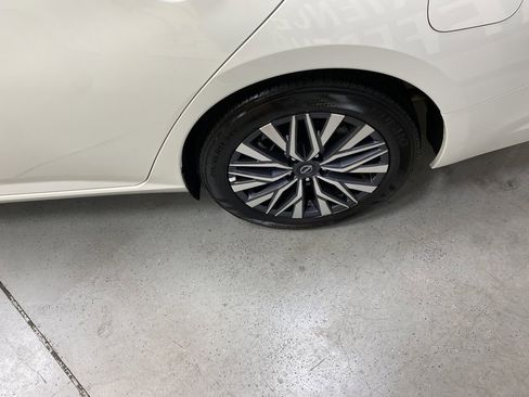 Used 2025 Nissan Altima 2.5 SV FWD image 12